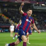 Lewandowski treble fires Barca to Valencia win